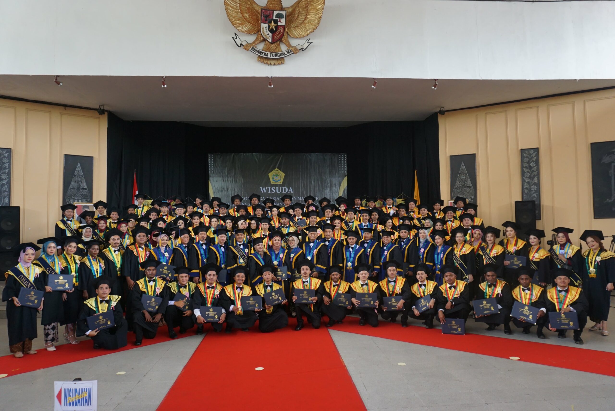 STPMD “APMD” MEWISUDAKAN 114 MAHASISWA